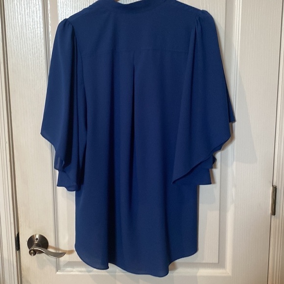 Double zero size large Hi low butterfly sleeve blue v neck button down top - Picture 2 of 3